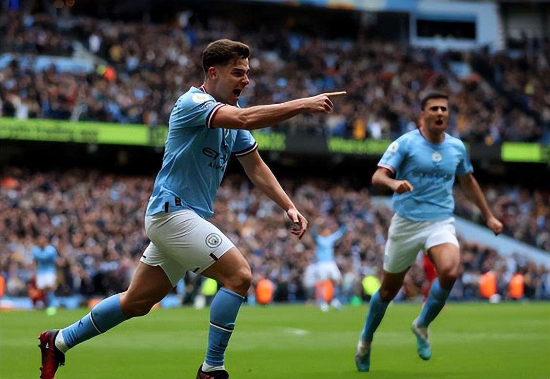 足球国足忙碌备战，训练场加练至夜晚（国足紧锣密鼓备战，训练加练到夜晚）