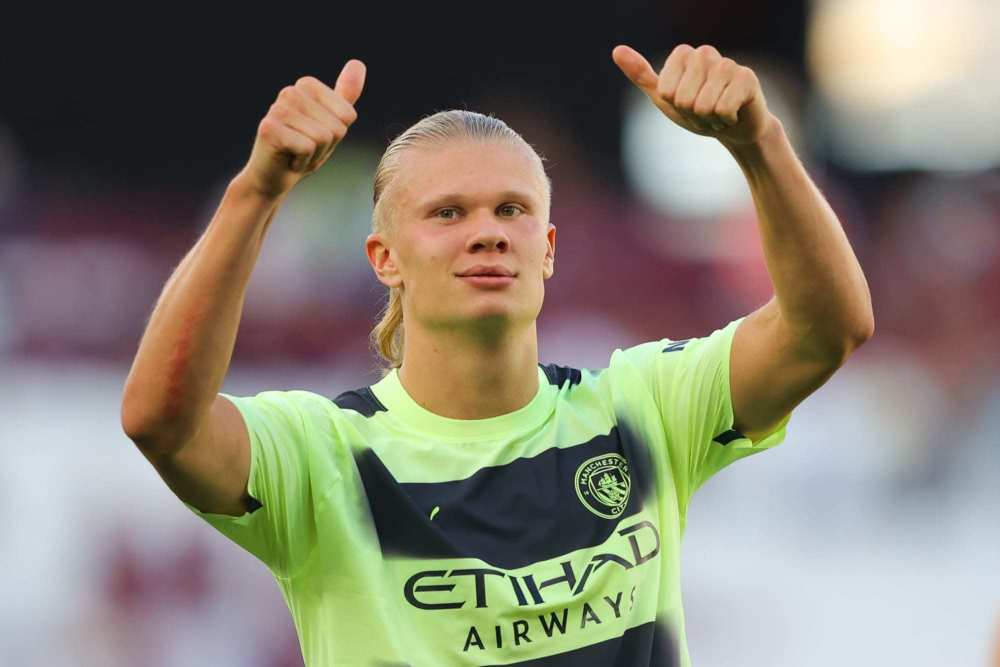 足球国足门将扑出关键点球，助球队惊险取胜（国足门将力拒关键点球，助队惊险取胜）