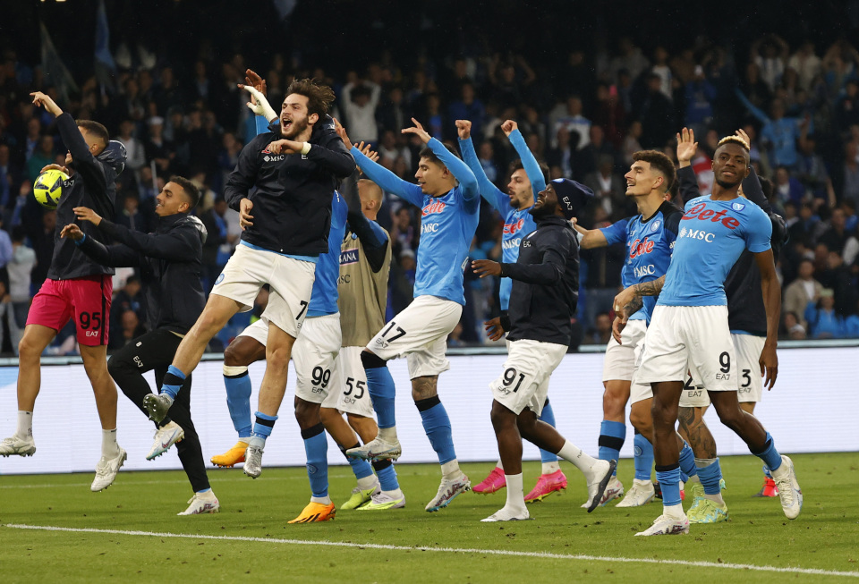 塞萨尔：齐沃为什么要换下博尼和泽林斯基？他俩明明表现最好