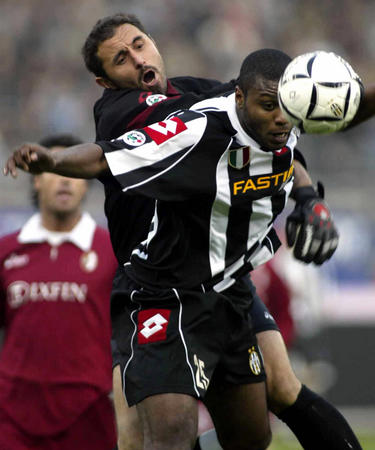 斯基拉：米兰要续约意U17国门隆戈尼，认为其是未来顶级球员（斯基拉：米兰拟与意U17国门隆戈尼续约，视其为未来顶尖门将）