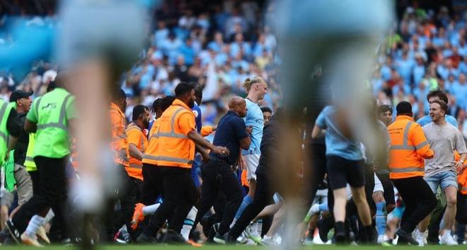 阿德莱德联官方：古德温在场边默默支持着队友们（阿德莱德联官宣：古德温场边观战，低调为队友打气）