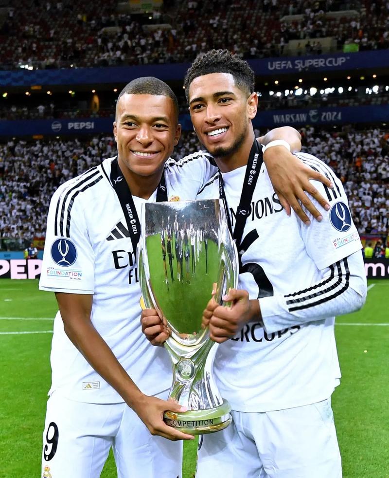 意天空列合同年最佳11人：迈尼昂、科纳特、DV9、莱万在列（意大利天空体育评选年度最佳十一人：迈尼昂、科纳特、DV9、莱万上榜）